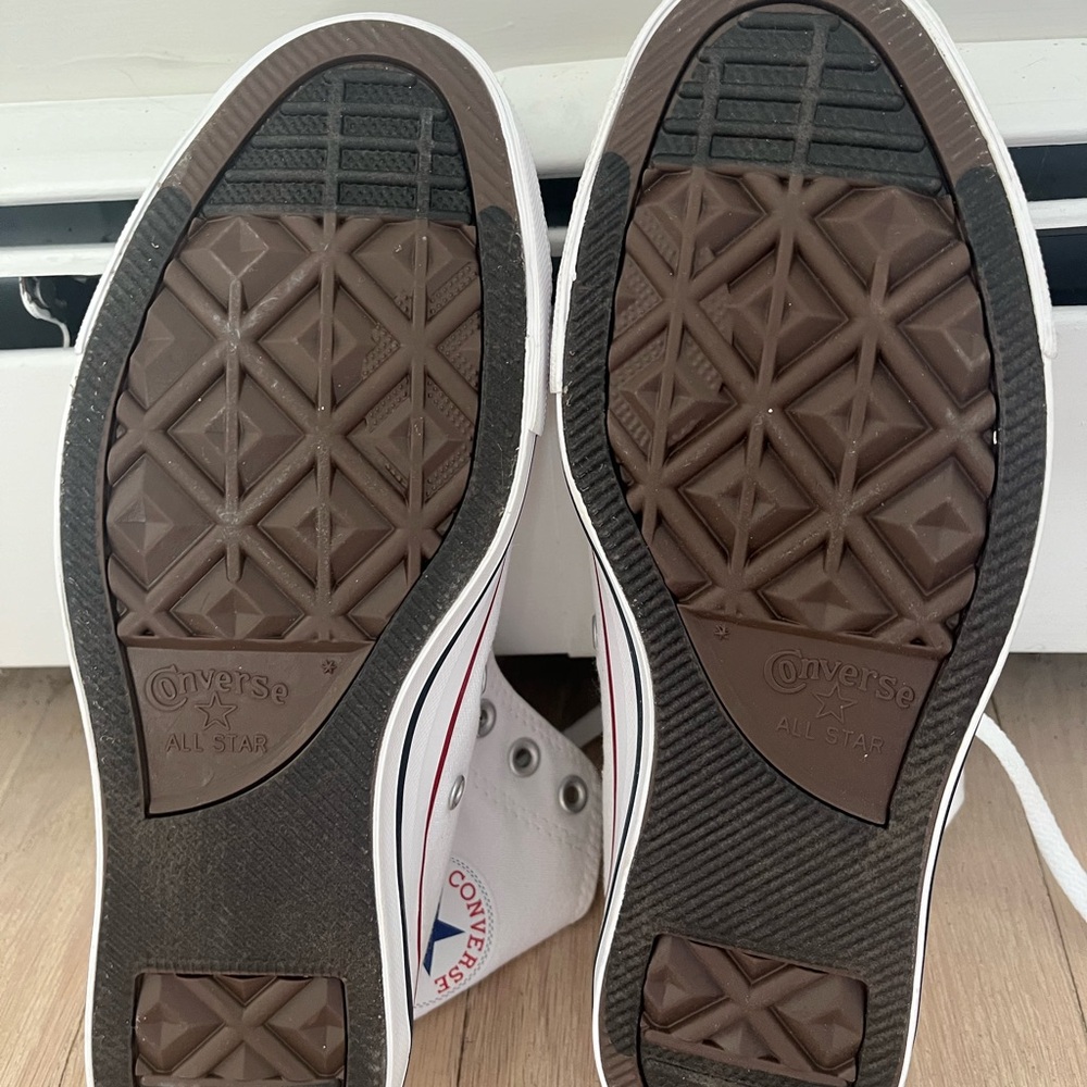 Women’s Converse White High-Top Sneakers Classic Design (size 8.5) - Picture 2 of 5